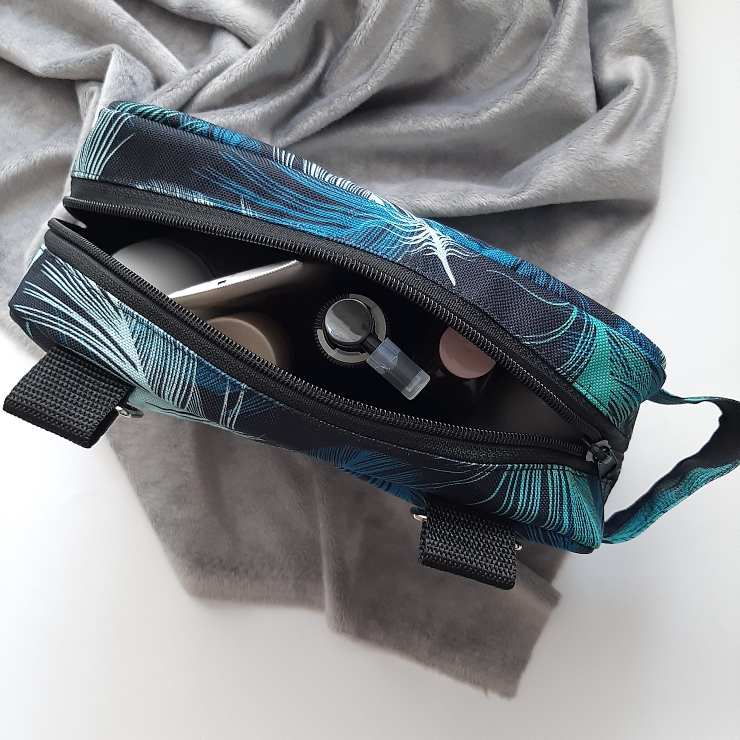 PIÓRA01 Kosmetyczka podróżna składana 4